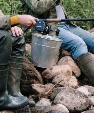 Vêtements et bottes de pèche.